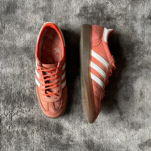 Adidas spezial  - Säljer mina adidas spezial i storlek 43 1/3. Passar 43 enligt mig. Skick enligt bild:). 