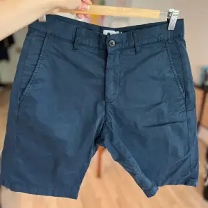 Marinblå shorts från NN07. Storlek 29