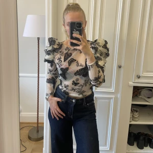 Spetstopp - Elegant spetstopp från Shk Paris. Tyll med svarta spetsfjärilar. Dragkedja i ryggen. Storlek S. Säljer då jag knappt använt den. 💕