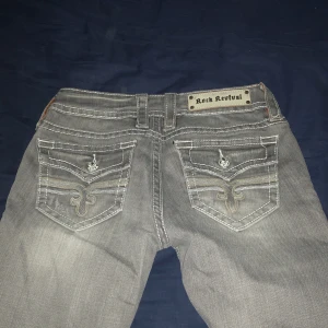 Gråa rock revival jeans - W 28, riktigt bra skick, priset går att diskutera vid snabb affär 