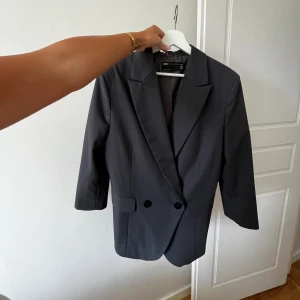 Kavaj dubbelknäppt. - .