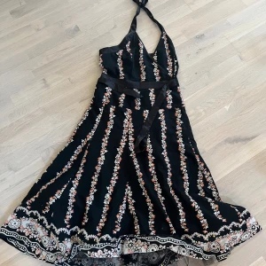 Sommarklänning  - Klänning med tyll som gör den otrolig att dansa i! Använt skick men inget att anmärka på. Paljetter och sidenband. 