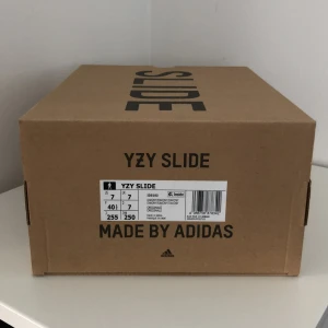 yeezy slides storlek 40 och en halv - Hej säljer dessa yeezy slides pris kan diskuteras.Oanvända och äkta finns bevis på att dem är äkta skriv vid intresse.