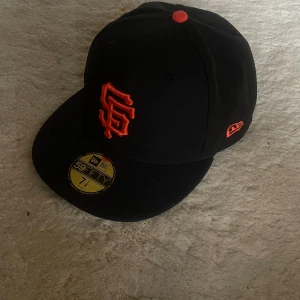 Fitted Cap - Clean snygg fitted cap oanvänd  Storlek: 7 1/8 (56,8cm)