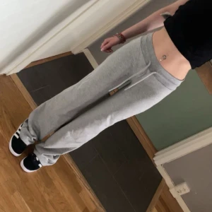Lågmidjade utsvängda gråa byxor - Säljer dessa gråa byxor. Har aldrig kommit till användning ( helt nya) dem är långa på mig som är 160 cm och dem är jätte streshiga🫶🏻