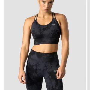 ICIW träningsett - Säljer ett ICIW träningsett i storlek XL i båda delarna relativt ny använd fåtal gånger, gott skick. För mer frågor eller bilder skriv. Kan alltid gå ner i pris.