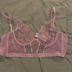 Bh ifrån hunkemöller  - Jättesnygg bh ifrån hunkemöller. Endast använd ett fåtal gånger så jättefint skick. Storlek 75b. 