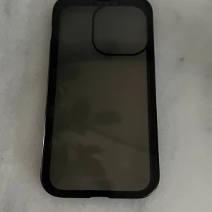 Skal skydd plus skärmskydd & dolt för nyfikna tittare- iPhone 13 pro - Säljs den och har knappt använt den. För har fått ny lur. Skalet passar endast till iPhone 13 PRO. Skalet är två i ett alltså skydd plus skärmskydd. 