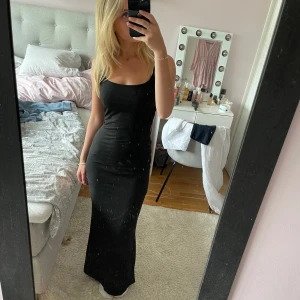 Svart tight klänning💗 - Super snygg och kroppsformad svart klänning, jätte skönt material!💗