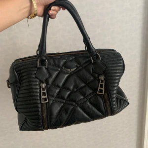 Zadig Voltaire väska  - En Zadig väska, medium  Modellen finns inte kvar att köpa längre   Mått: 34x23   Den är ca 5 år gammal, men väldigt fint skick, då den knappt använts   Ordinarie pris: 6000kr