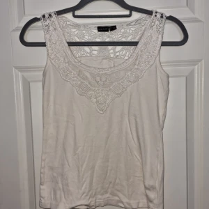 Linne  - Vitt linne med spets från Bodyflirt i stl 36/38. 