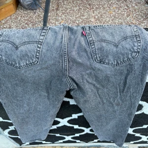 Levis Jeans - Gråa levis jeans 502 ej använda pga köpta i fel storlek och man har låtit dom ligga bara😅