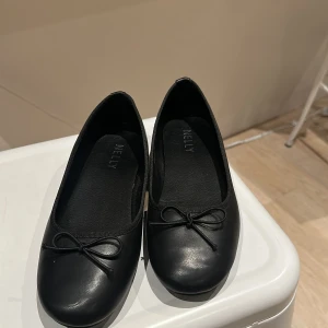 Ballerinaskor  - Säljer ett par jättefina ballerinaskor från Nelly. Endast testade. Helt slutsålda på hemsidan. Storlek 40 men kan passa någon med storlek 39 också. 