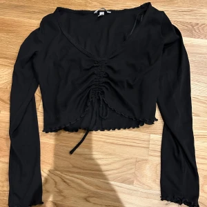 långärmad tröja  - från hm! använd några gånger, storlek L