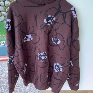 Stickad sweatshirt - Stickad sweatshirt från boohoo använd fåtal gånger storlek L! 