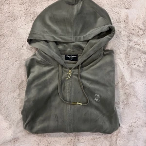 Juicy couture tröja  - Den är i nyskick. Säljer pga att mina byxor har råkats slängas. 