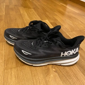 Hoka Clifton 9 - Hoka Clifton 9 Nyskick Använt få gånger Strl 40 Nypris 2000kr