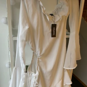 Klänning från Boohoo - Helt ny klänning från Boohoosrl 38