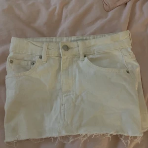 Mini jeanskjol från Gina tricot - Jätte fin jeanskjol som jag klippt så den är kort, säljer pga har liknande. Strlk 34