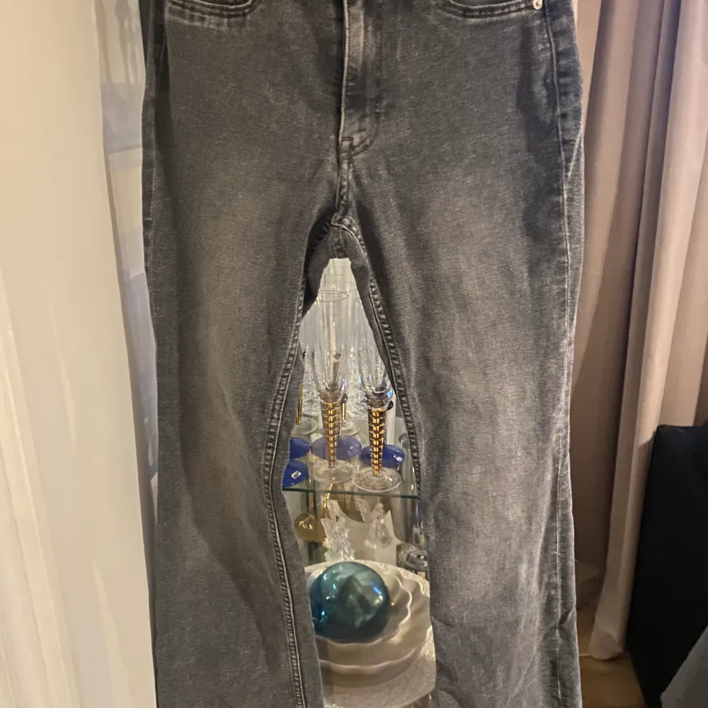 Grå jeans från H&M, strl 36 I bra skick. Jeans & Byxor.