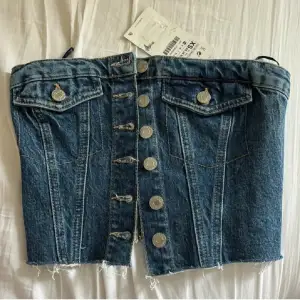 zara jeans topp som är helt ny endast testad!💓💓💓200kr + frakt storlek xs🙌 hör av dig vid frågor!