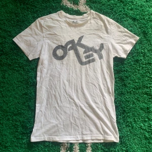 Oakley T-shirt - Skön T-shirt från Oakley. Uppskattat skick 6,5/10. Skicka ett meddelande innan köp!