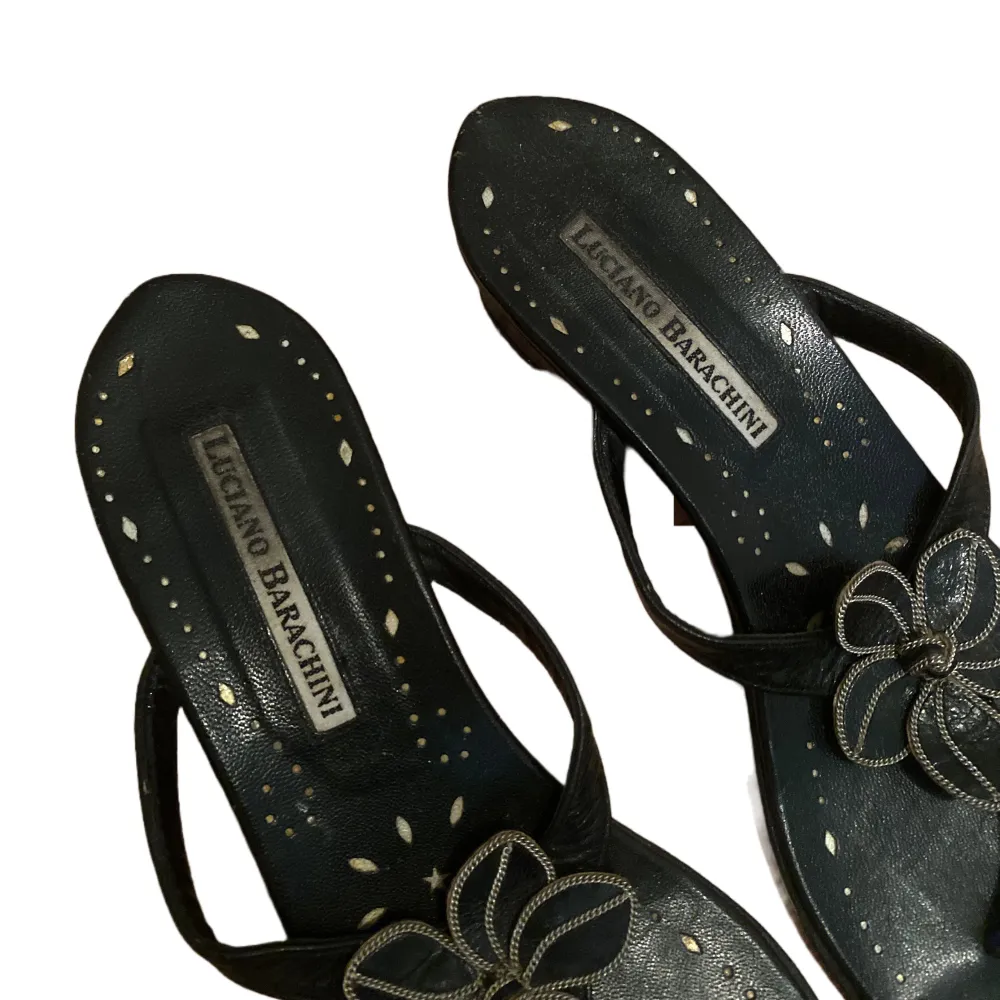 sandaler med liten klack från märket luciano barachini 💖använda en del men är i fint skick 💖. Skor.