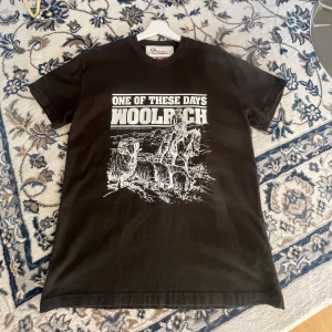 These glory days x Woolrich - These glory days x Woolrich tshirt limited edition Nypris 1000kr enbart testad, Hör av er vid funderingar eller fler bilder 