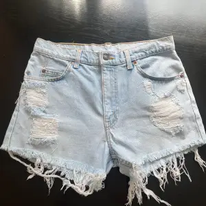 Knappt använda Levis jeans shorts. Strl 36/38. Skickas mot porto eller hämtas i Saltsjöbaden. 