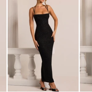 oanvänd ohpolly klänning - oanvänd i storlek 4, passar en xs. etiketter och allt sitter kvar. kan skicka fler bilder om det önskas.  originalpris 1600kr