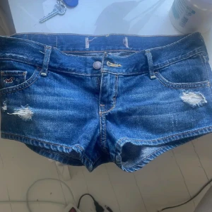 Hollister jeans shorts - Säljer dessa as snygga jeans shorts från hollister! Aldrig använda, endast testade 🥰