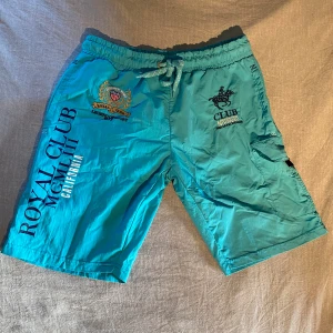 Ljusblåa badbyxor M - Säljer ett par badbyxor från Geographical Norway. De är knappast använda och därav i bra skick. Hör av dig vid funderingar!