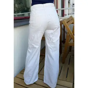 Så snygga vita jeans i modellen Ace från weekday! Storlek 27/32. Finns en liten fläck längst ner på ena benet, men ingenting man tänker på. Har ej testat att få bort den så kanske går att tvätta bort. 
