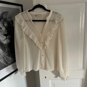 vit zara blus med volang 🤍 - populär vit blus från zara i xs men skulle vilja säga att den sitter mer som en xs/s 🤍 inga defekter och väldigt fin på! säljer då den är lite liten på mig, kan bytas mot en s!