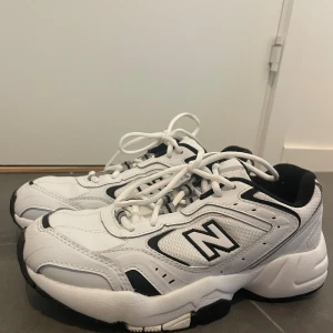 NEW BALANCE 452 - Nya new balance 452, storlek 38, säljer då de inte kommit till användning. 