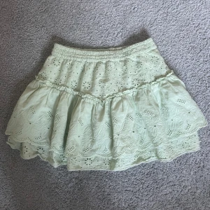 Ljusgrön kjol från zara - Ljusgrön kjol från zara i storlek 164/13-14 år🥰 Den är i fint skick