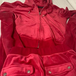SÄLJER MINA RÖDA JUICY XXS - Säljer mina röda juicy coutere eftersom de inte riktigt är min stil längre Settet kostar egentligen 2400 Bara tröjan kostar - 400  Bara byxorna - 350