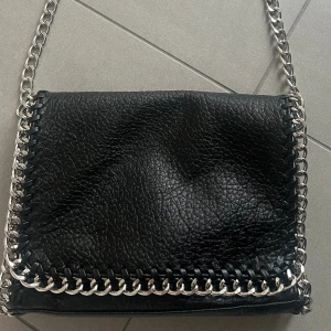 Tiamoväska - Säljer nu min tiamoväska som jag fick förra året. Den är använd men den är som ny.🖤Säljer den för 200+ frakt