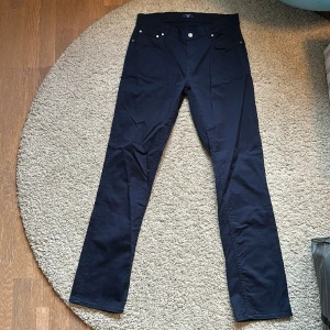 Chinos marinblå GANT 170 - Chinos från gant i stl 170. Fint skick. Med gummiband i.