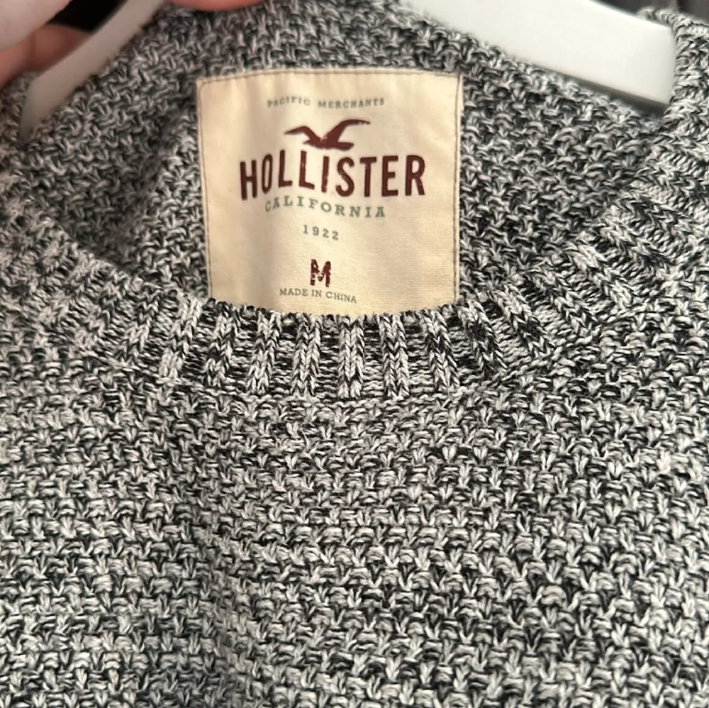 Stickad tröja från Hollister. Stl. M. Fint skick. Hoodies.