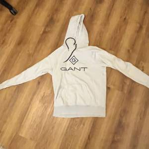 Gant Hoodie i använt skick men inga hål eller fel på den. Går att frakta