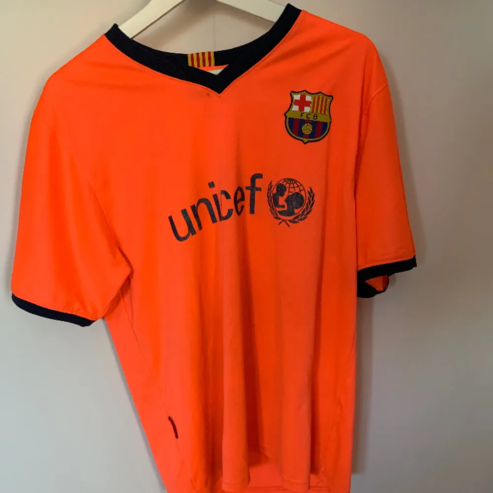 Rosa/orange tröja i bra skick  Storlek M/L  Ibrahimovic Nr 10. Tröjor & Koftor.