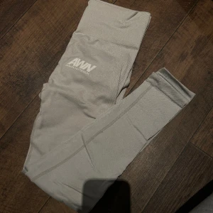 Träningstights  - Träningstights från Aware nutrition, supersköna med but scrunch, fint skick 