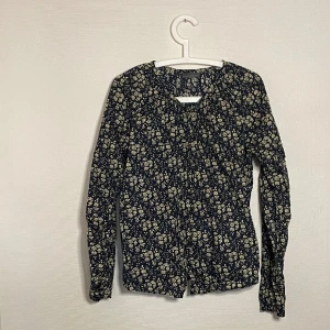 Blommig blus - Blus från nygårdsanna 