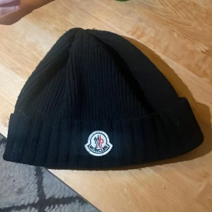 Moncler mössa - Bra skick. Den är använd. Äkta såklart