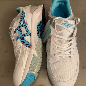 ASICS X CDG SHIRT TARTHER SC - WHITE/AQUARIUM US 10,5 (EUR 44,5) Nya i låda