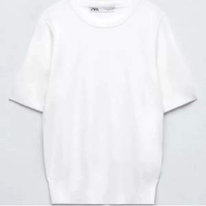 Säljer denna såå snygga stickade zara tröja! Perfekt basplagg att ha i garderoben💕Köpt nypris för 299kr! Knappt använd, därav fint skick! 👍❤️‍🔥