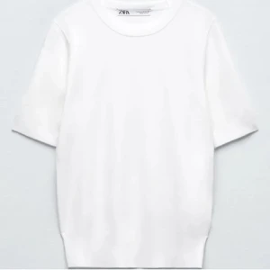 Stickad zara tröja - Säljer denna såå snygga stickade zara tröja! Perfekt basplagg att ha i garderoben💕Köpt nypris för 299kr! Knappt använd, därav fint skick! 👍❤️‍🔥