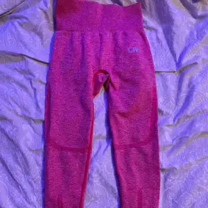 Ett par rosa gym byxor i frön märket iciw.  Det är en lagning mellan benen på tajtsen( se på bild 2) storlek xs 