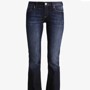 Lågmidjade jeans  - Säljer dessa super snygga lågmidjade jeansen !!! Jag är 165cm ,bara att höra av er för fler bilder💞